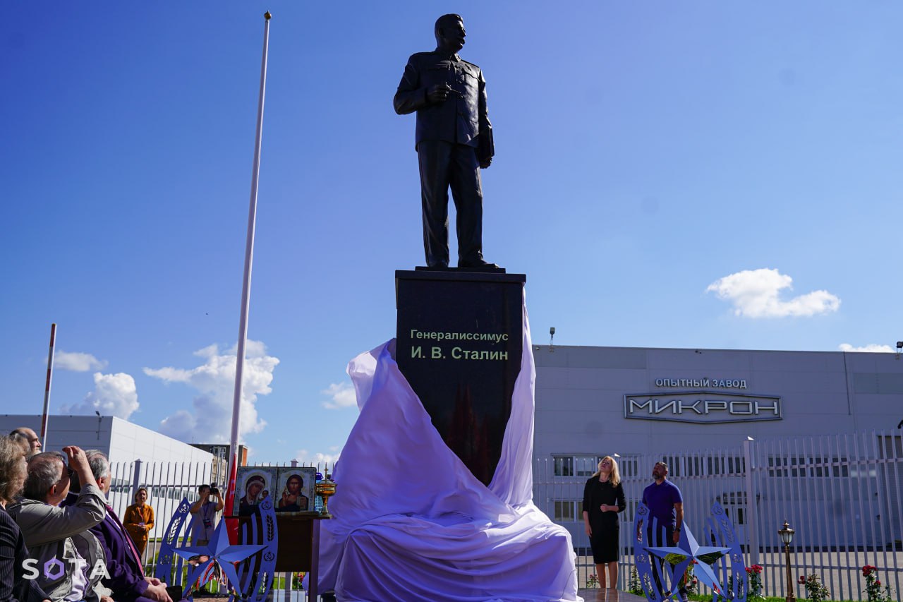 Восьмиметровый памятник Сталину установили в Великих Луках | 20.08.2023 |  Воронеж - БезФормата